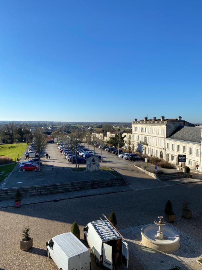 Appartement Face Au Donjon Pons Exterior photo
