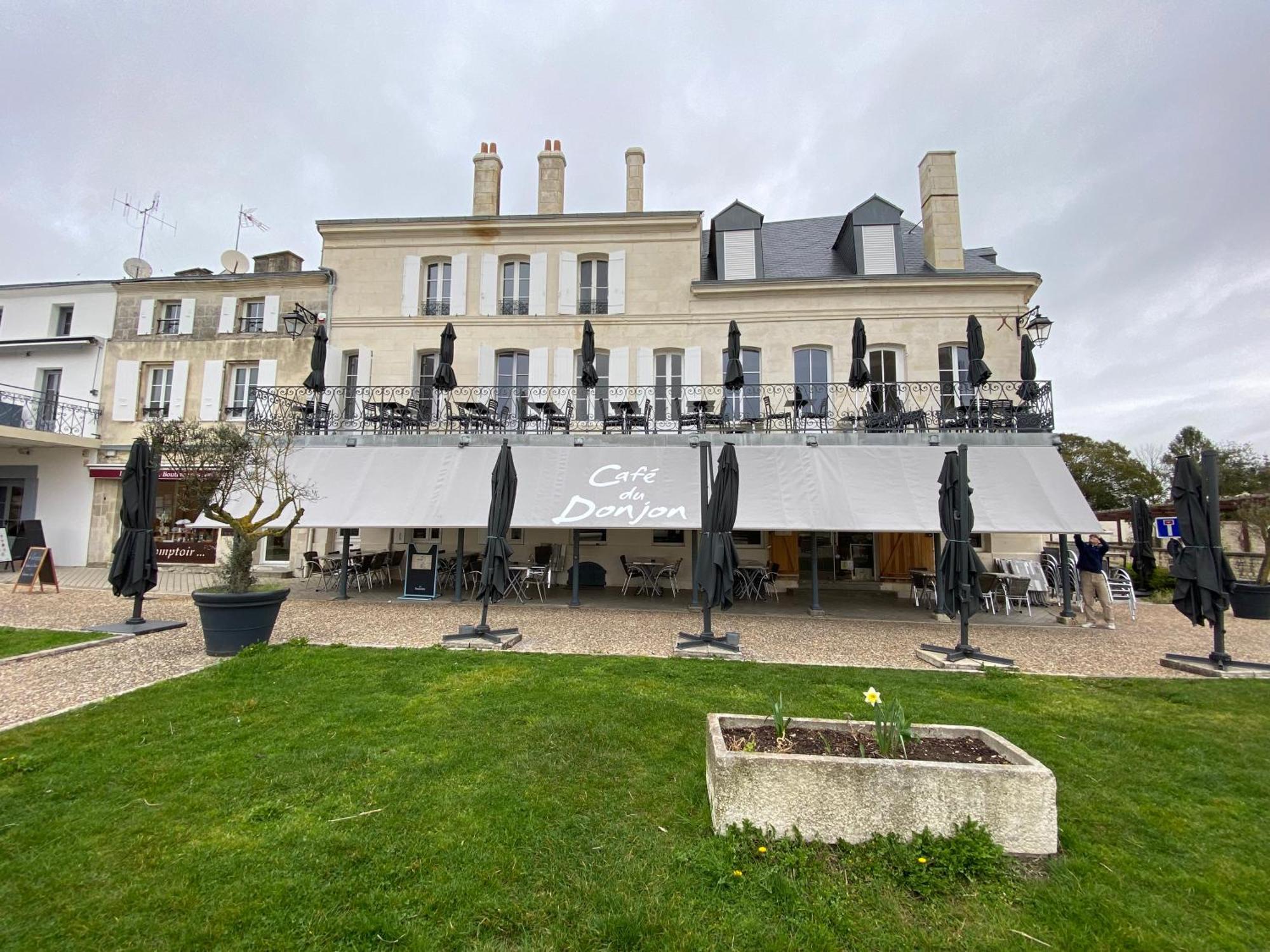 Appartement Face Au Donjon Pons Exterior photo